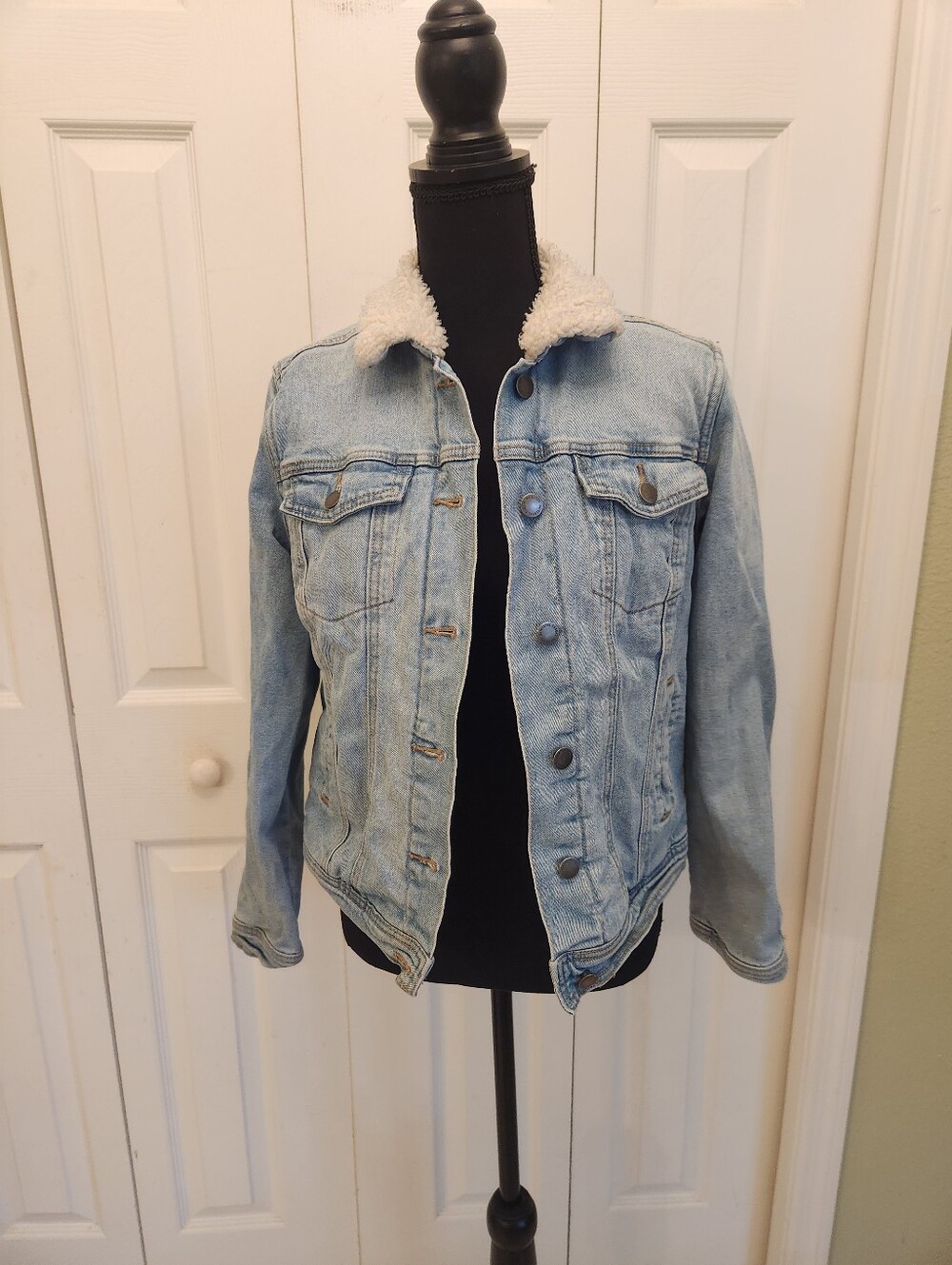 Universal Thread Light Wash Sherpa Lined And  Collar  Denim Jacket - Light  Blue